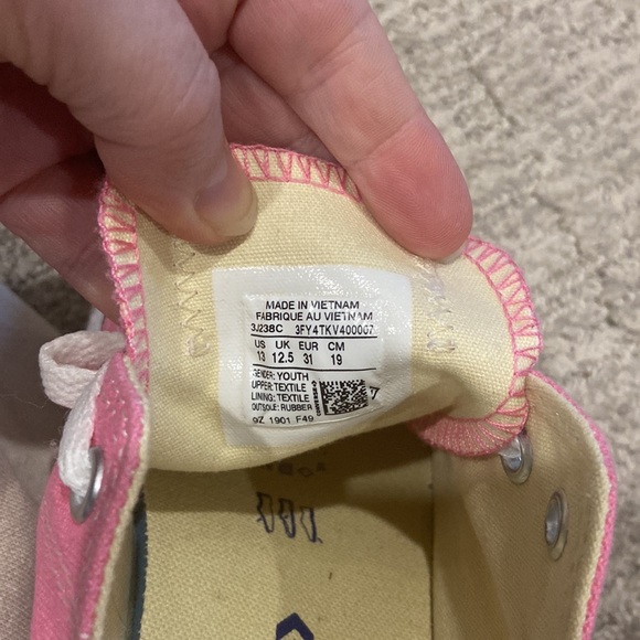 Kids pink converse runners - Picture 4 of 5